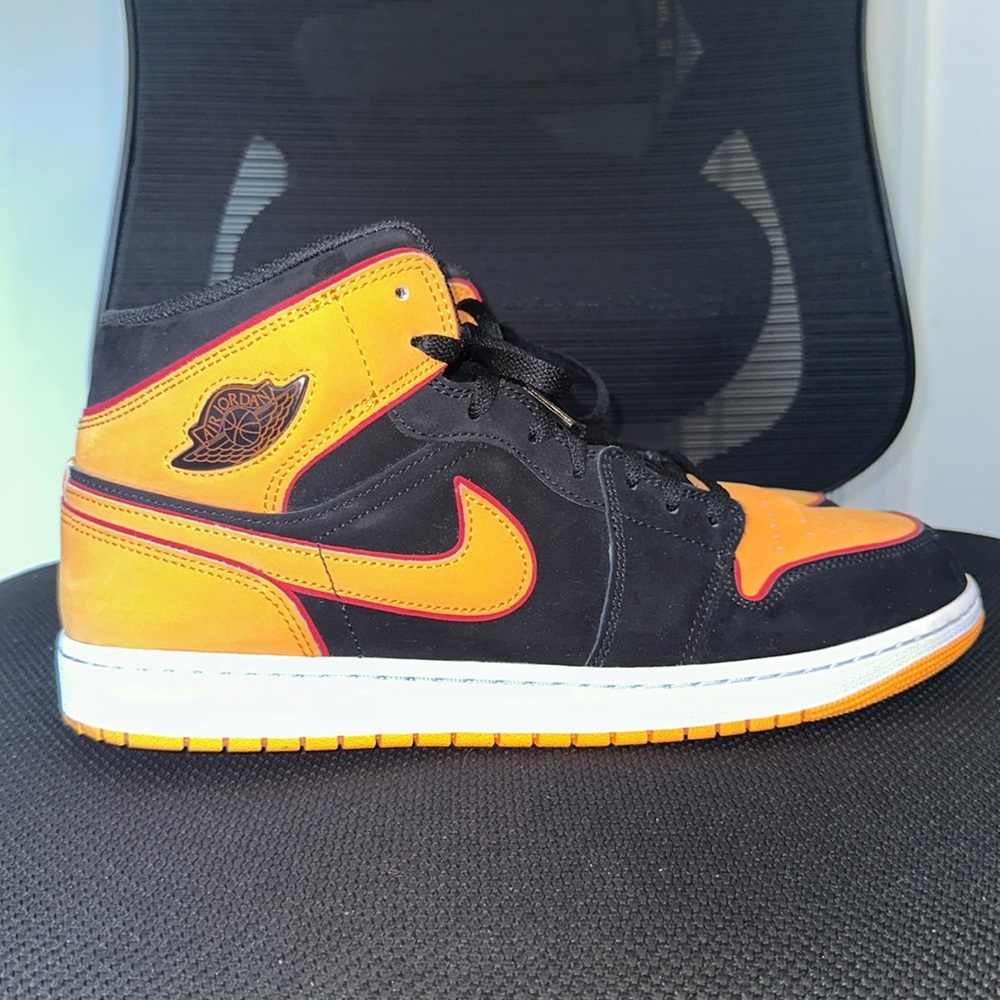 Nike Air Jordan 1 Mid SE ‘Vivid Orange’